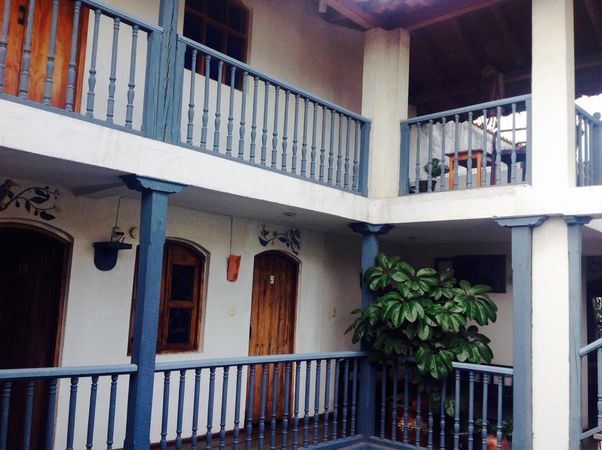 Hotel Dona Esther Отавало Екстериор снимка